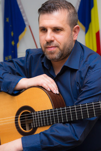 Între pământ şi cer, CHITARA. Concert în treizeci şi cinci de părţi