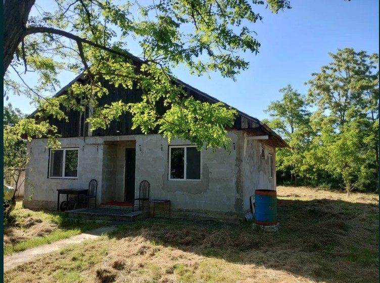 Casă de vânzare pe malul Prutului – Moreni, Iași  Teren 960 mp  Zonă liniștită