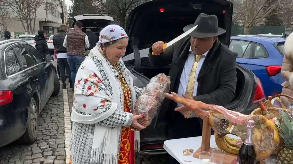 FOTO - Cu portbagajele pline, la Mitropolie. Masă mare în parcarea de la Teatru
