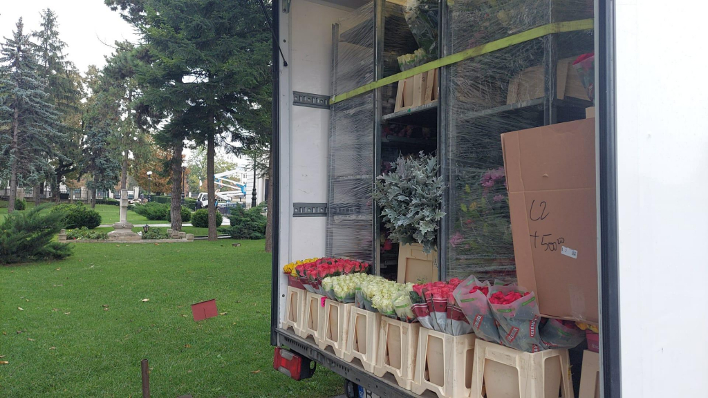 GALERIE FOTO - A început împodobirea cu flori a raclei Sfintei Paracheva. De 21 de ani, familia Buștei din București împodobește racla 