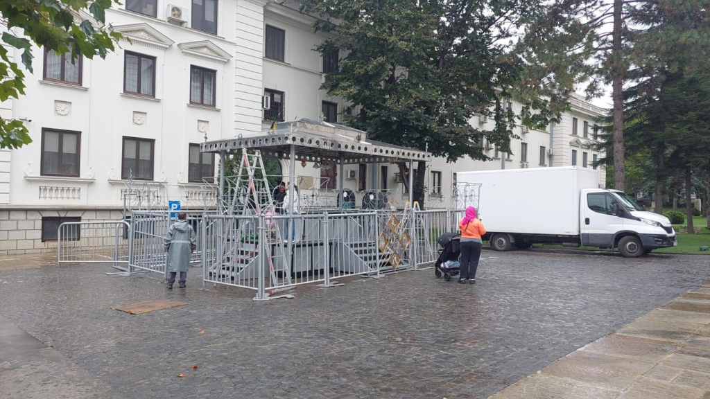 GALERIE FOTO - A început împodobirea cu flori a raclei Sfintei Paracheva. De 21 de ani, familia Buștei din București împodobește racla 