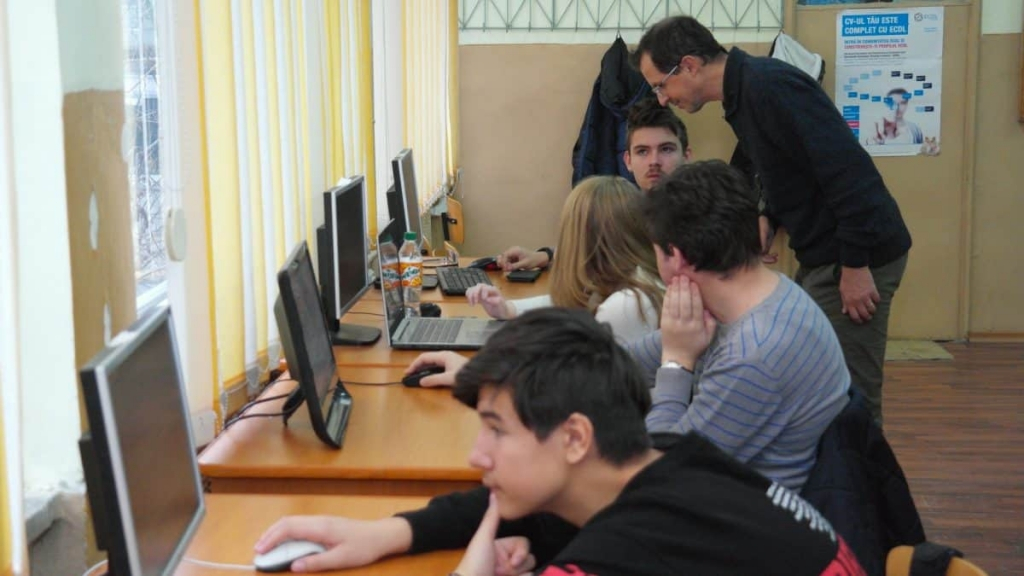 Profesorul care face educaţie „pe prietenie”