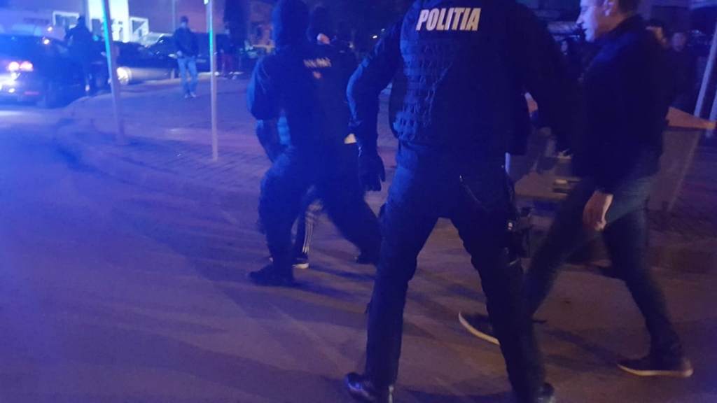 FOTO: Mascaţii au intervenit pentru a aplana o bătaie între doi şoferi implicaţi într-un accident rutier