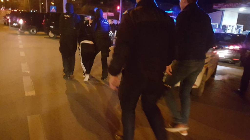 FOTO: Mascaţii au intervenit pentru a aplana o bătaie între doi şoferi implicaţi într-un accident rutier