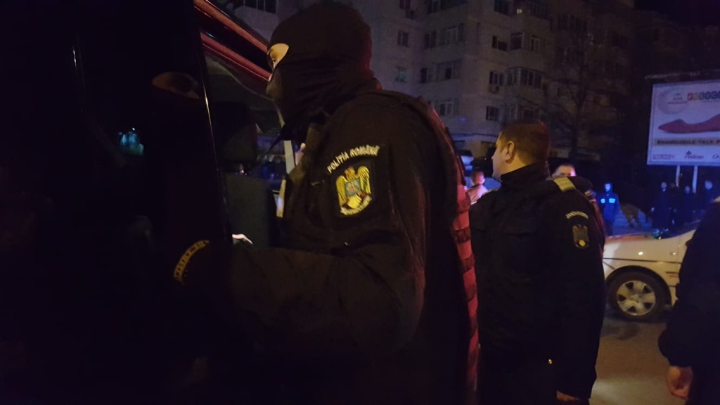 FOTO: Mascaţii au intervenit pentru a aplana o bătaie între doi şoferi implicaţi într-un accident rutier