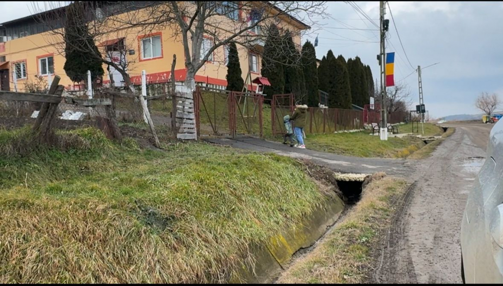 Și-a abandonat cei patru copii pentru a pleca în lume cu iubitul!