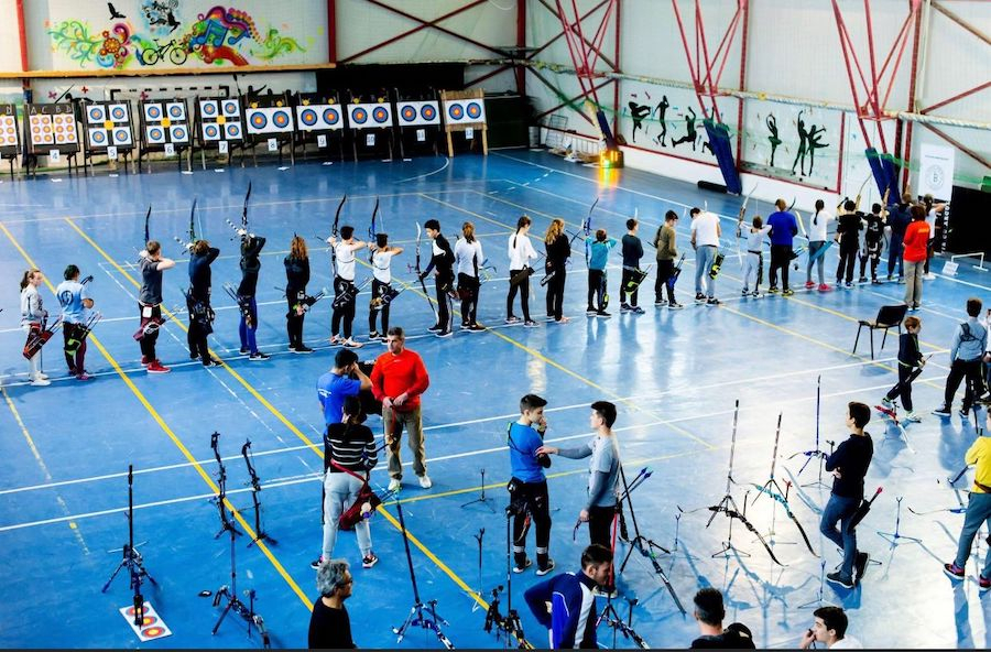 Ieșeanul Ștefan Albu, fost vicecampion balcanic la atletism, cel care a descoperit-o pe Angela Moroșanu, a devenit un iscusit antrenor de tir cu arcul la Belcești!