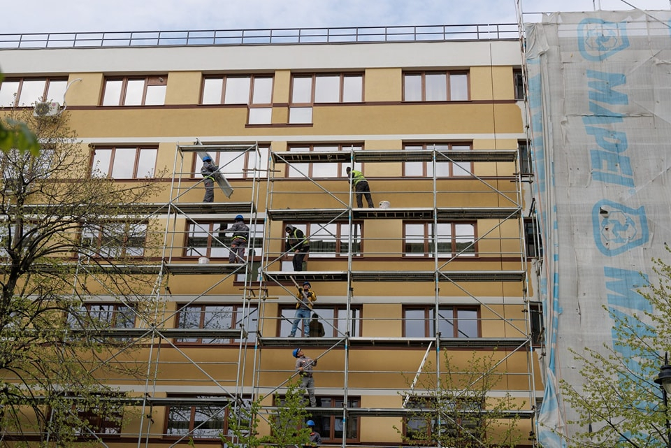 FOTO  Modernizări prin PNRR în centrul Iașului. Blocul „Gulliver” are panouri solare și lifturi noi