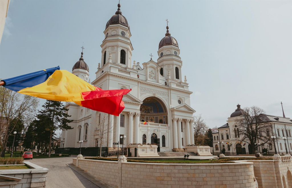 GALERIE FOTO - A început împodobirea cu flori a raclei Sfintei Paracheva. De 21 de ani, familia Buștei din București împodobește racla 