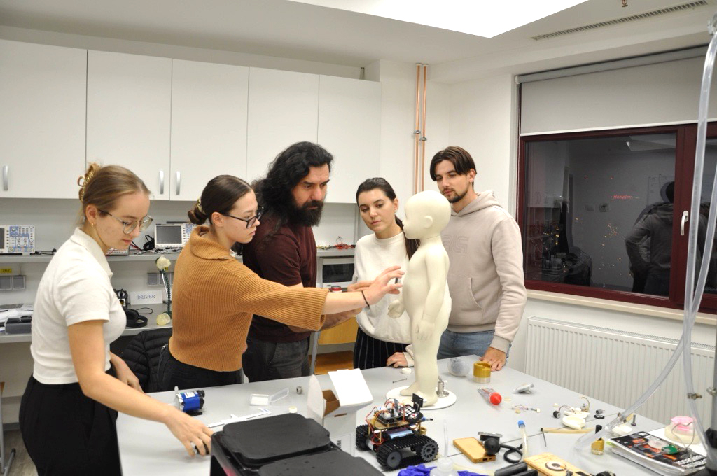 Studenţii ieșeni au plecat în Japonia cu cea mai mică inimă artificială din lume!