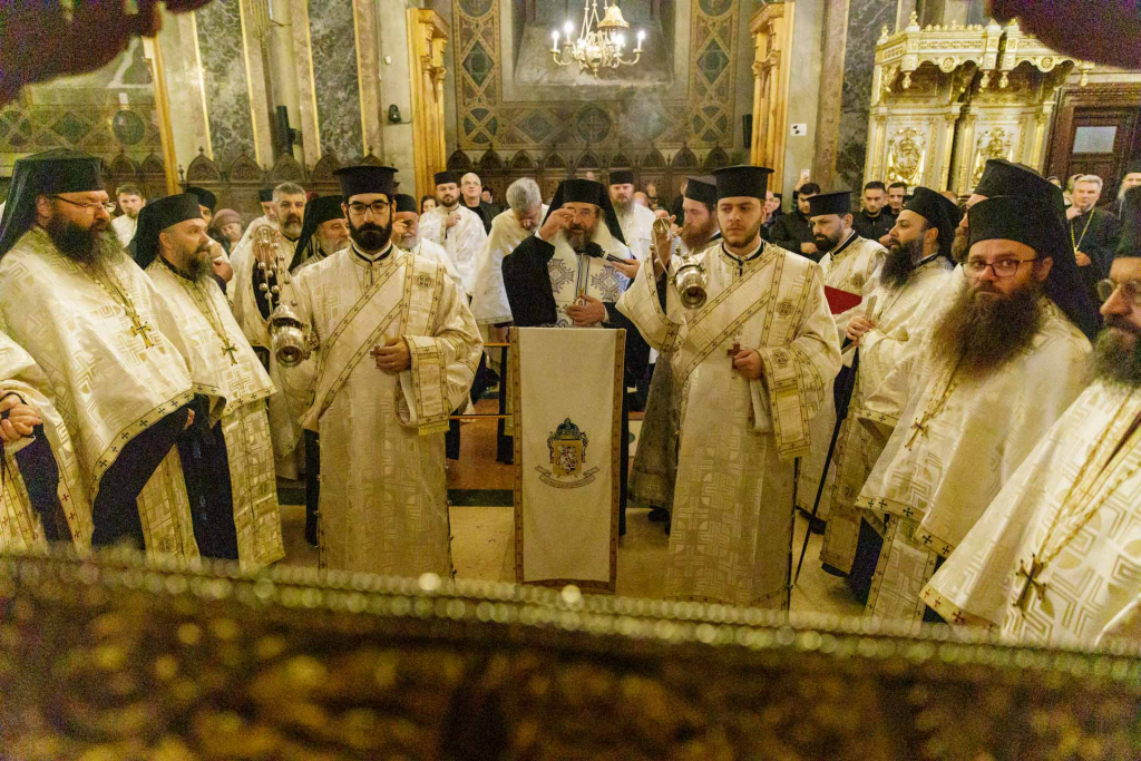 GALERIE FOTO - Racla Sfintei Parascheva a fost scoasă din Catedrala Mitropolitană