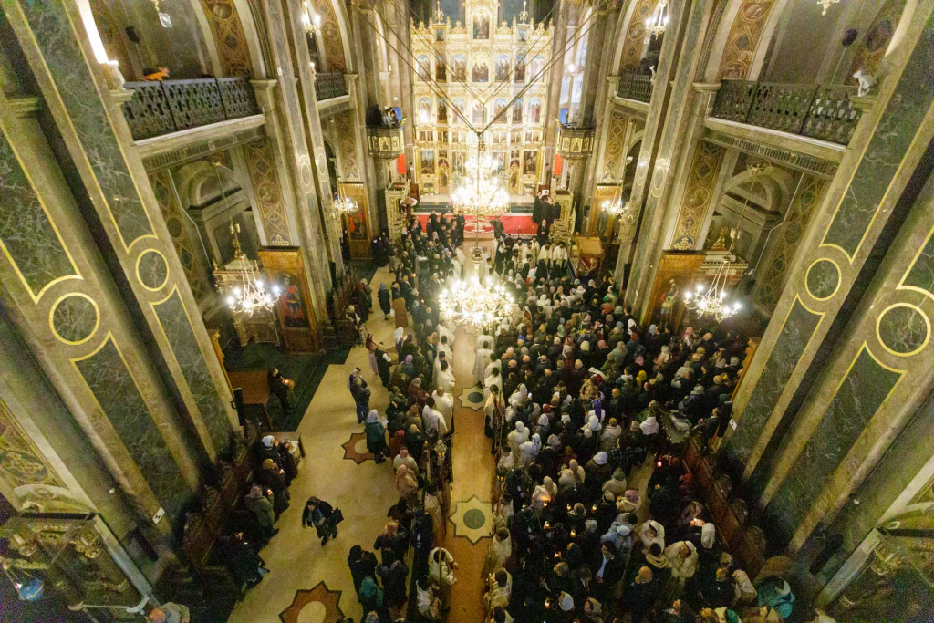 GALERIE FOTO - Racla Sfintei Parascheva a fost scoasă din Catedrala Mitropolitană
