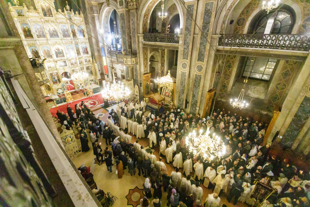 GALERIE FOTO - Racla Sfintei Parascheva a fost scoasă din Catedrala Mitropolitană