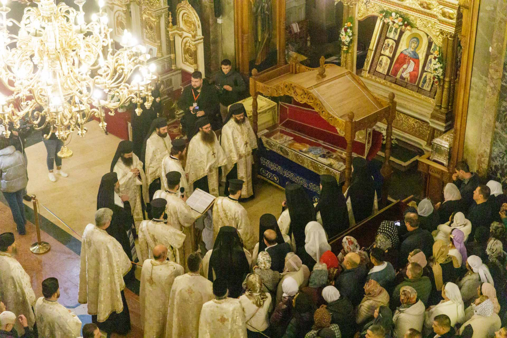 GALERIE FOTO - Racla Sfintei Parascheva a fost scoasă din Catedrala Mitropolitană