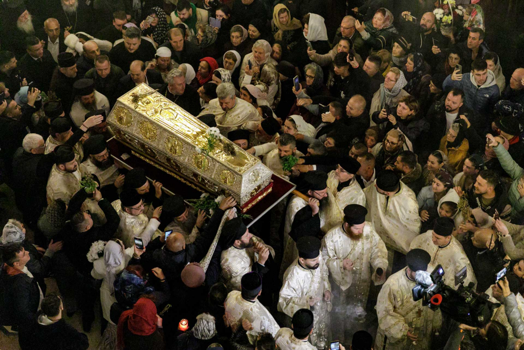 GALERIE FOTO - Racla Sfintei Parascheva a fost scoasă din Catedrala Mitropolitană