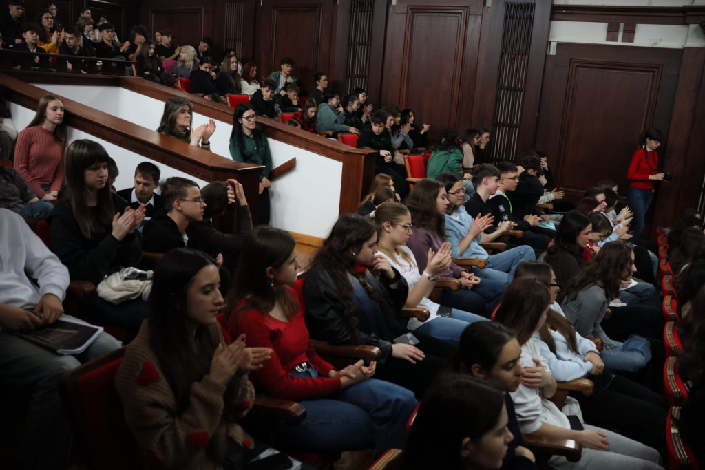 GALERIE FOTO -- Cultura ideilor atrage mase. Mircea Cărtărescu și Horia Patapievici, spectacole de gândire cu săli arhipline la Iași