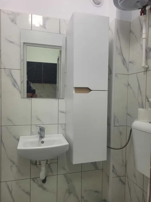Garsoniera de vanzare, PODU ROȘ
