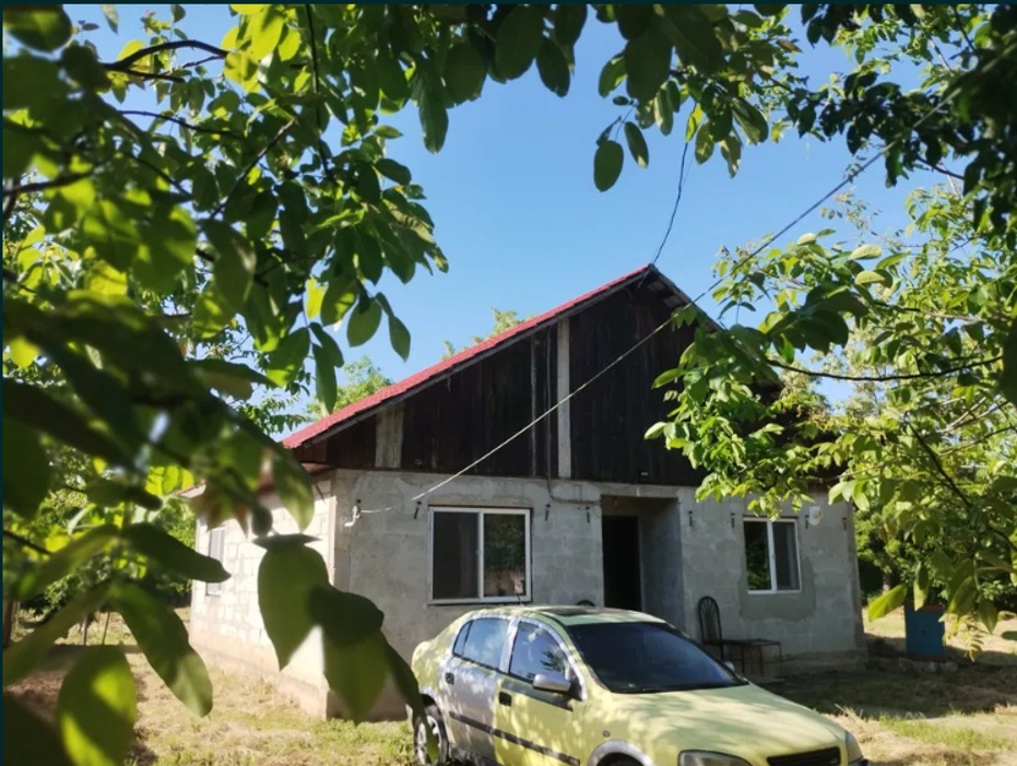 Casă de vânzare pe malul Prutului – Moreni, Iași  Teren 960 mp  Zonă liniștită