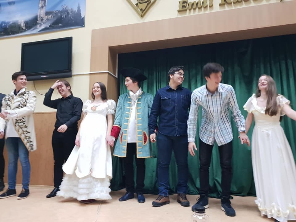   Peste 600 de elevi sunt aşteptaţi la Festivalul „Hai la teatru!”