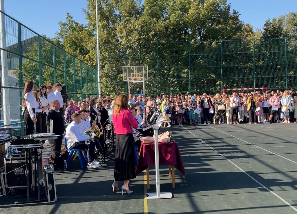  La Colegiul Național de Arte „Octav Băncilă” au răsunat primele acorduri ale toamnei