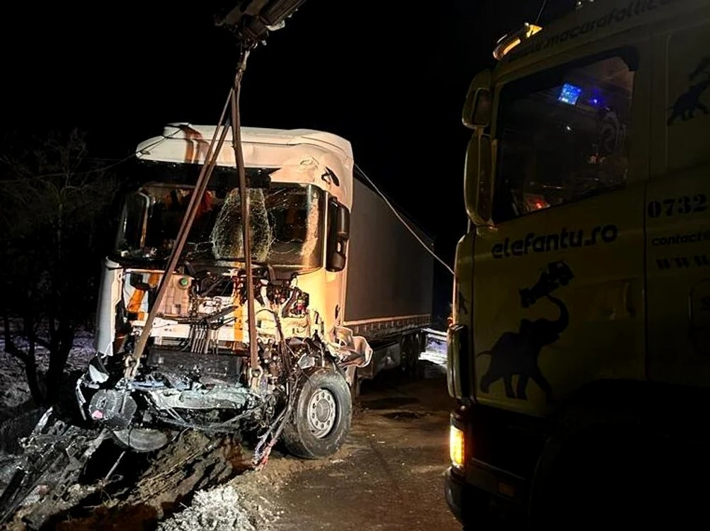 Cine este tânărul decedat în maşina ajunsă sub un TIR. Mai avea puţin până acasă, la Târgu Neamţ