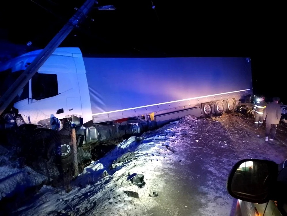 Cine este tânărul decedat în maşina ajunsă sub un TIR. Mai avea puţin până acasă, la Târgu Neamţ