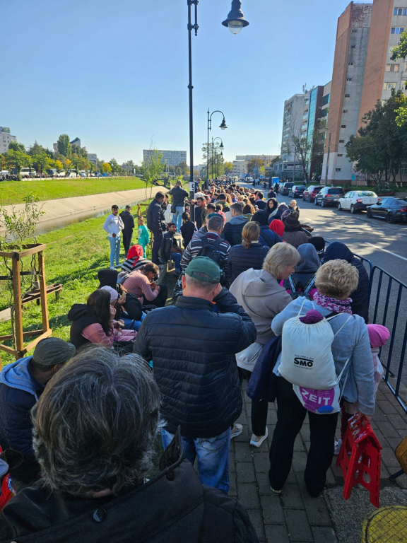GALERIE FOTO - Peste 150.000 de pelerini s-au închinat la racla Sfintei Parascheva. Este cel mai aglomerat an!