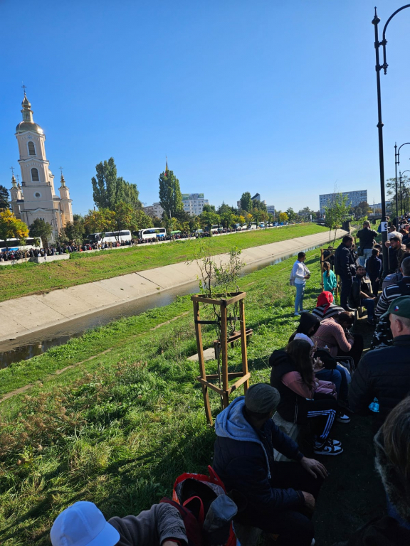 GALERIE FOTO - Peste 150.000 de pelerini s-au închinat la racla Sfintei Parascheva. Este cel mai aglomerat an!