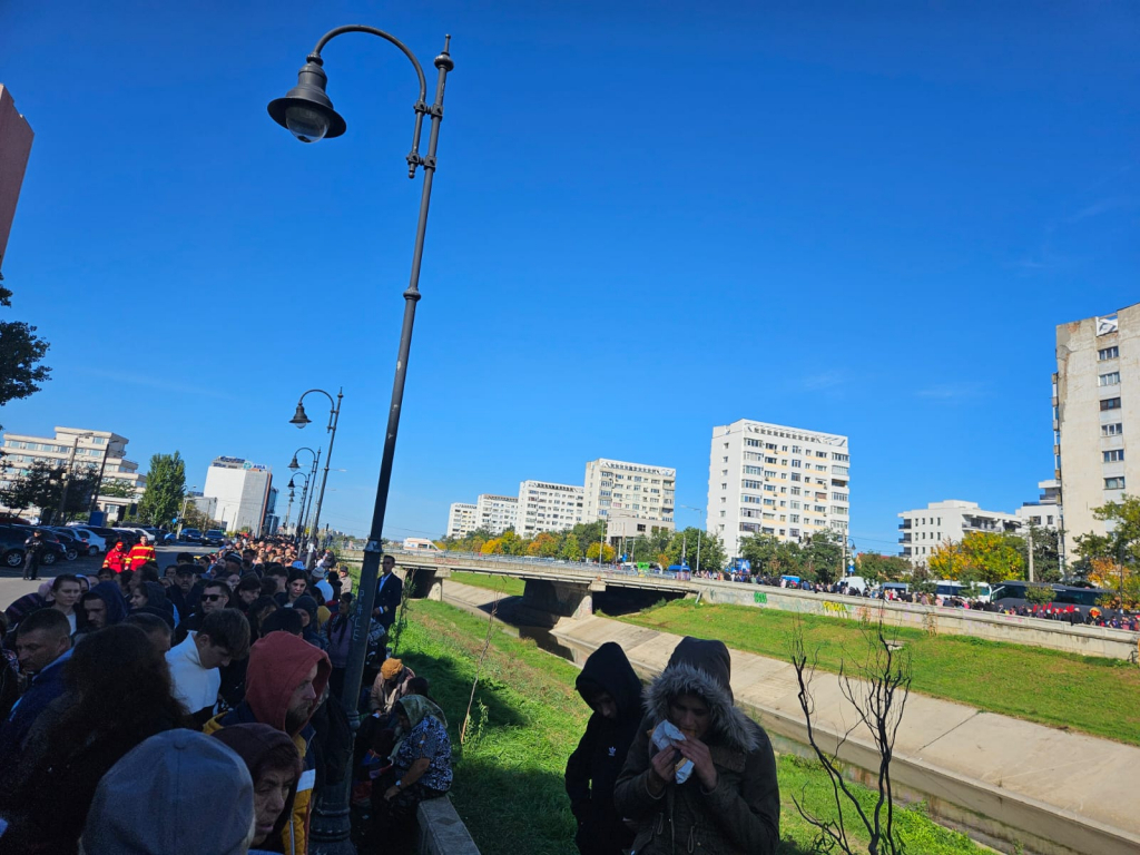 GALERIE FOTO - Peste 150.000 de pelerini s-au închinat la racla Sfintei Parascheva. Este cel mai aglomerat an!