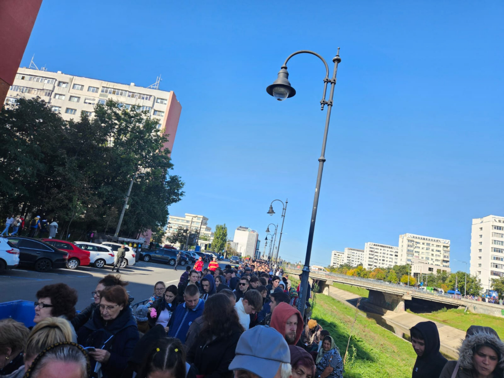 GALERIE FOTO - Peste 150.000 de pelerini s-au închinat la racla Sfintei Parascheva. Este cel mai aglomerat an!