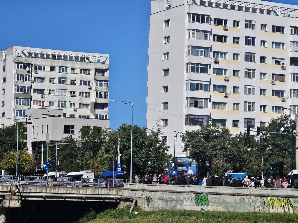 GALERIE FOTO - Peste 150.000 de pelerini s-au închinat la racla Sfintei Parascheva. Este cel mai aglomerat an!