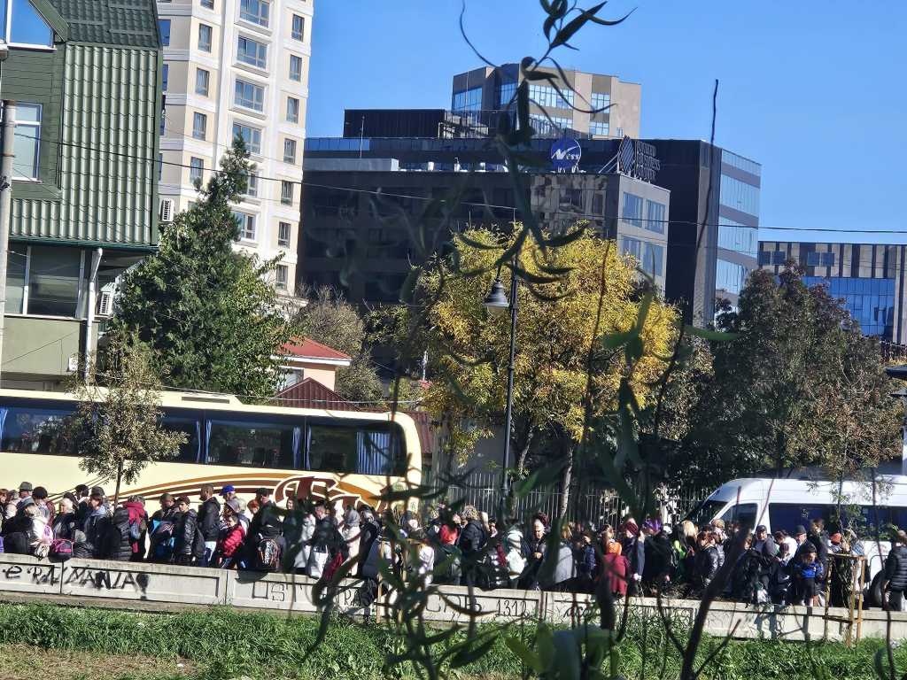 GALERIE FOTO - Peste 150.000 de pelerini s-au închinat la racla Sfintei Parascheva. Este cel mai aglomerat an!