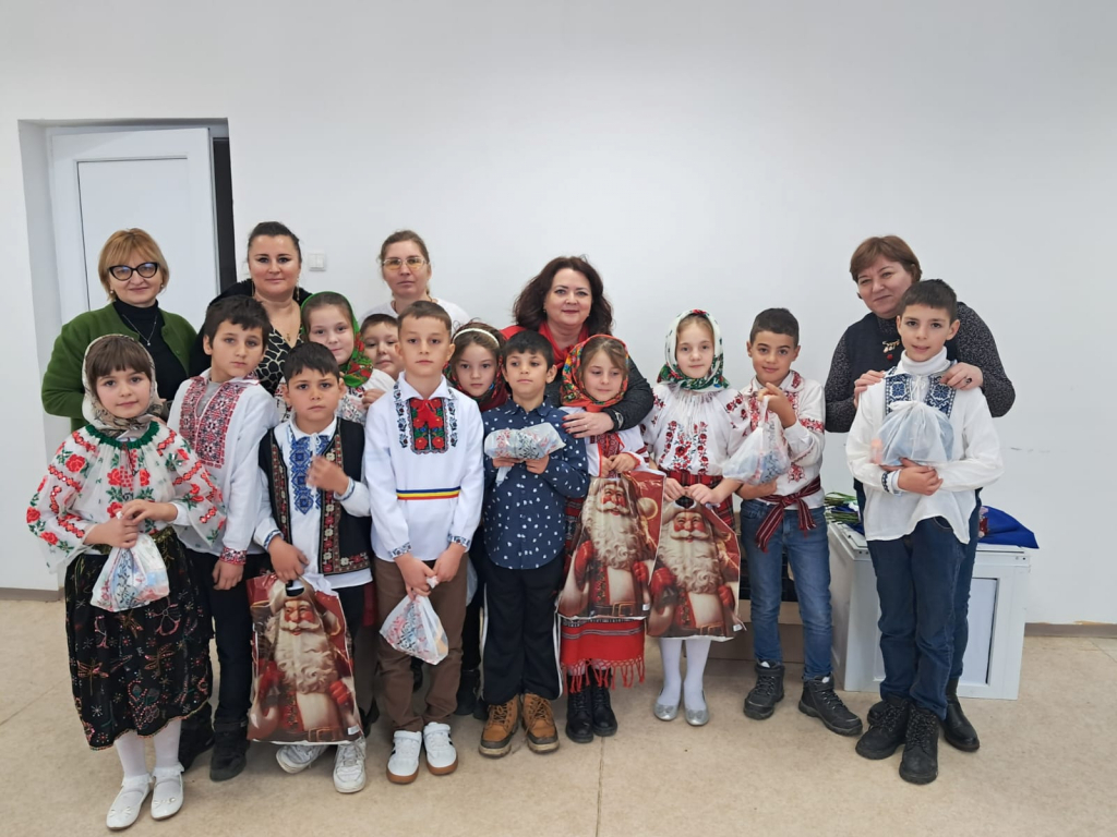 GALERIE FOTO - „De la lume adunate și-napoi la lume date”. Copiii din Drăgușeni aduc pe scenă magia tradițiilor și bucuria generozității