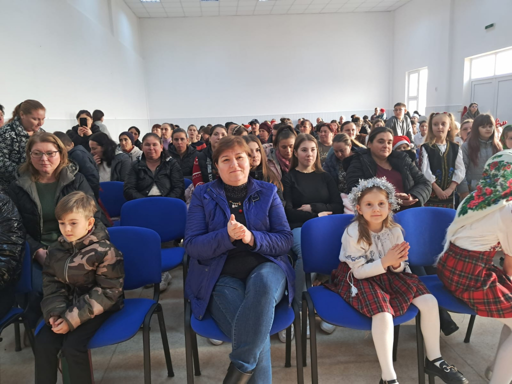 GALERIE FOTO - „De la lume adunate și-napoi la lume date”. Copiii din Drăgușeni aduc pe scenă magia tradițiilor și bucuria generozității