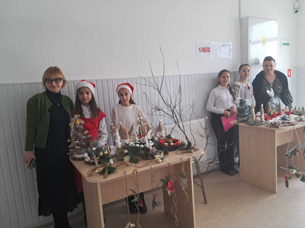 GALERIE FOTO - „De la lume adunate și-napoi la lume date”. Copiii din Drăgușeni aduc pe scenă magia tradițiilor și bucuria generozității