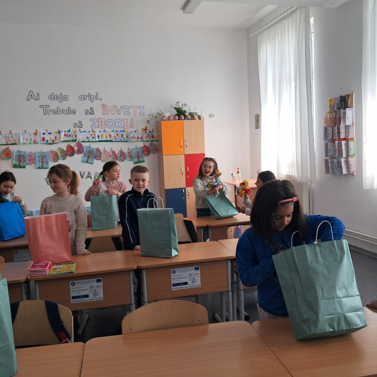 GALERIE FOTO -- O zi cât o primăvară. Călătorie cu daruri și zâmbete la Școala și Grădinița din Frenciugi