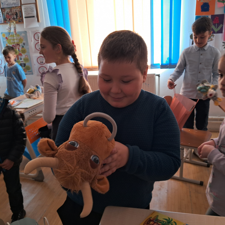GALERIE FOTO -- O zi cât o primăvară. Călătorie cu daruri și zâmbete la Școala și Grădinița din Frenciugi