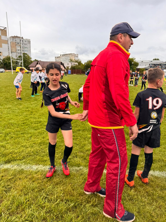 GALERIE FOTO -- O zi cu suflet sub stropii de ploaie. Copiii rugby-ului, între joc și vis