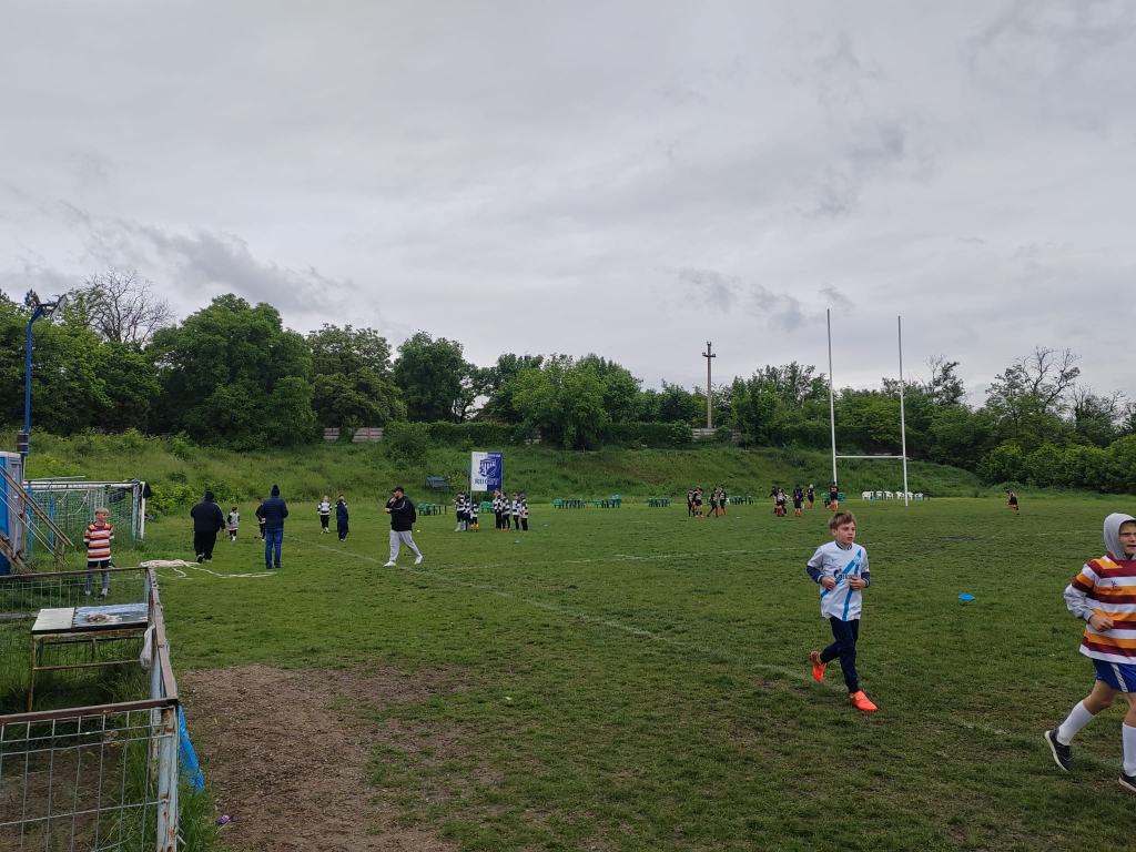 GALERIE FOTO -- O zi cu suflet sub stropii de ploaie. Copiii rugby-ului, între joc și vis