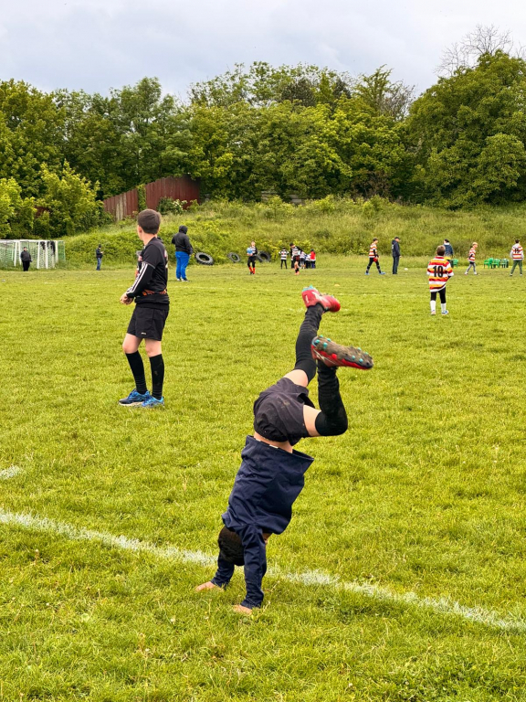 GALERIE FOTO -- O zi cu suflet sub stropii de ploaie. Copiii rugby-ului, între joc și vis