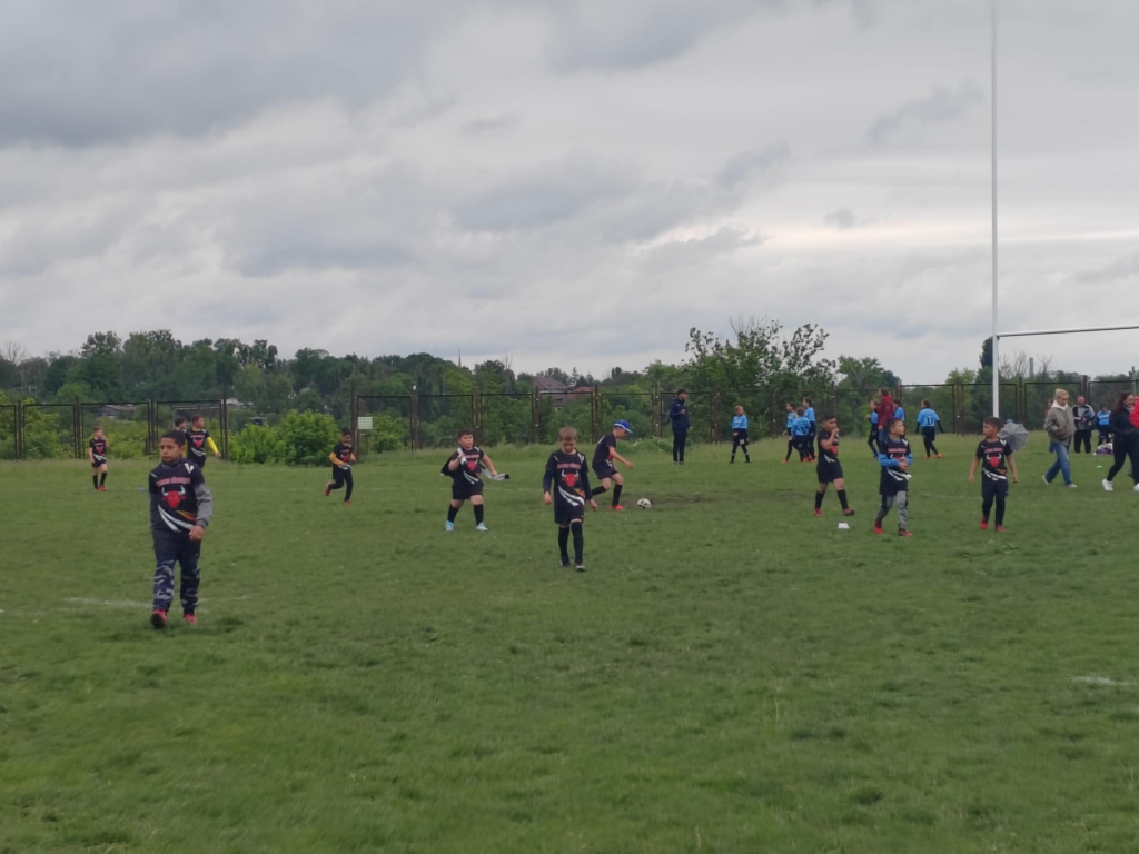 GALERIE FOTO -- O zi cu suflet sub stropii de ploaie. Copiii rugby-ului, între joc și vis