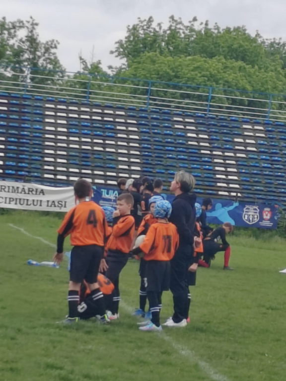 GALERIE FOTO -- O zi cu suflet sub stropii de ploaie. Copiii rugby-ului, între joc și vis