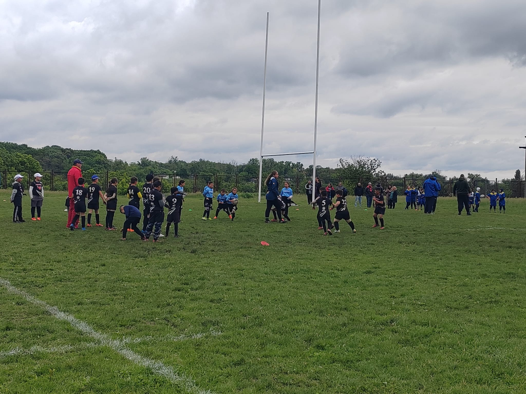 GALERIE FOTO -- O zi cu suflet sub stropii de ploaie. Copiii rugby-ului, între joc și vis