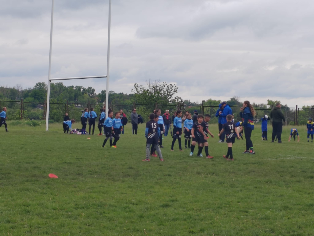 GALERIE FOTO -- O zi cu suflet sub stropii de ploaie. Copiii rugby-ului, între joc și vis