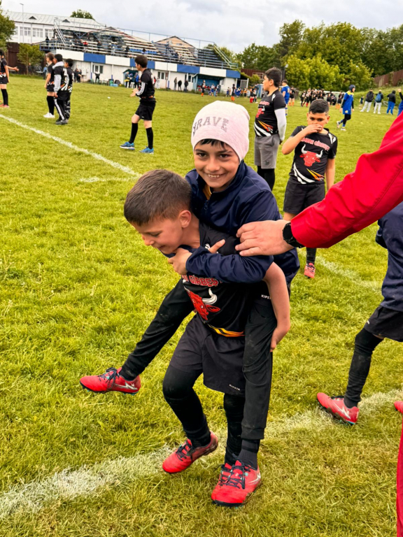 GALERIE FOTO -- O zi cu suflet sub stropii de ploaie. Copiii rugby-ului, între joc și vis
