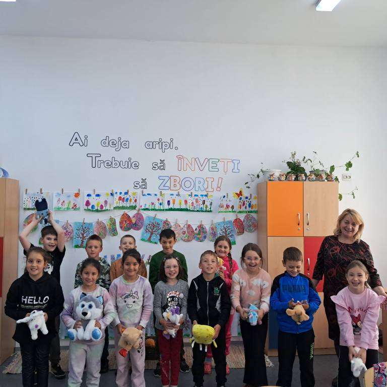 GALERIE FOTO -- Școala unde elevii încă râd cu poftă. Daruri de 1 Iunie pentru copiii din Frenciugi