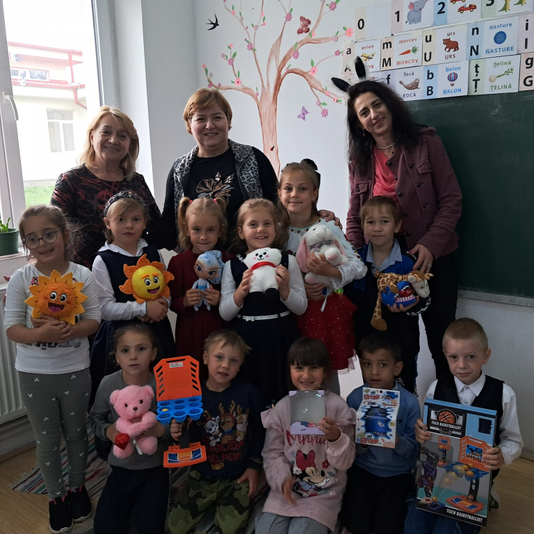 GALERIE FOTO -- Școala unde elevii încă râd cu poftă. Daruri de 1 Iunie pentru copiii din Frenciugi