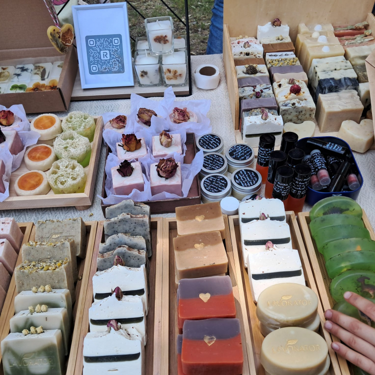 GALERIE FOTO -- Festivalul Șotron, în Grădina Pogor: o zi cu povești, râsete și dinozauri ascunși în săpun