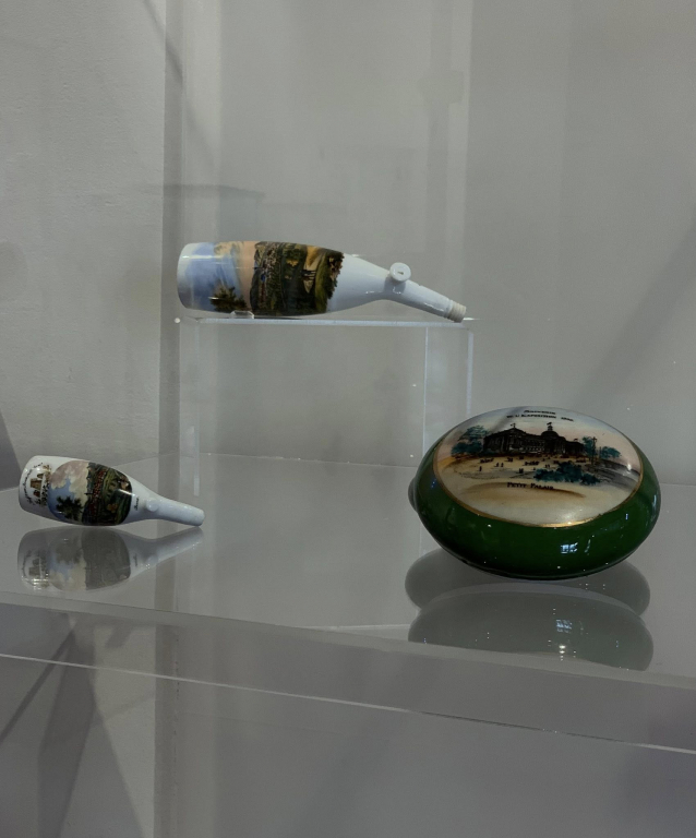FOTO-- Secretul fumului interzis, prins în peste 200 de pipe. Iașul găzduiește expoziția care transformă viciul în artă și istorie