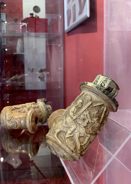 FOTO-- Secretul fumului interzis, prins în peste 200 de pipe. Iașul găzduiește expoziția care transformă viciul în artă și istorie